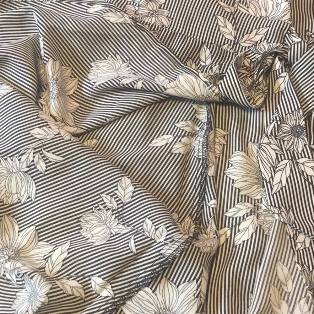 ❌DONATED❌Black White Stripe Floral Print V-neck Wrap Dress - Picture 8 of 11